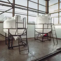 Емкость ЦКТ 5000 л с патрубком 90мм под плотность до 1,2 г/см3 белая в обрешетке